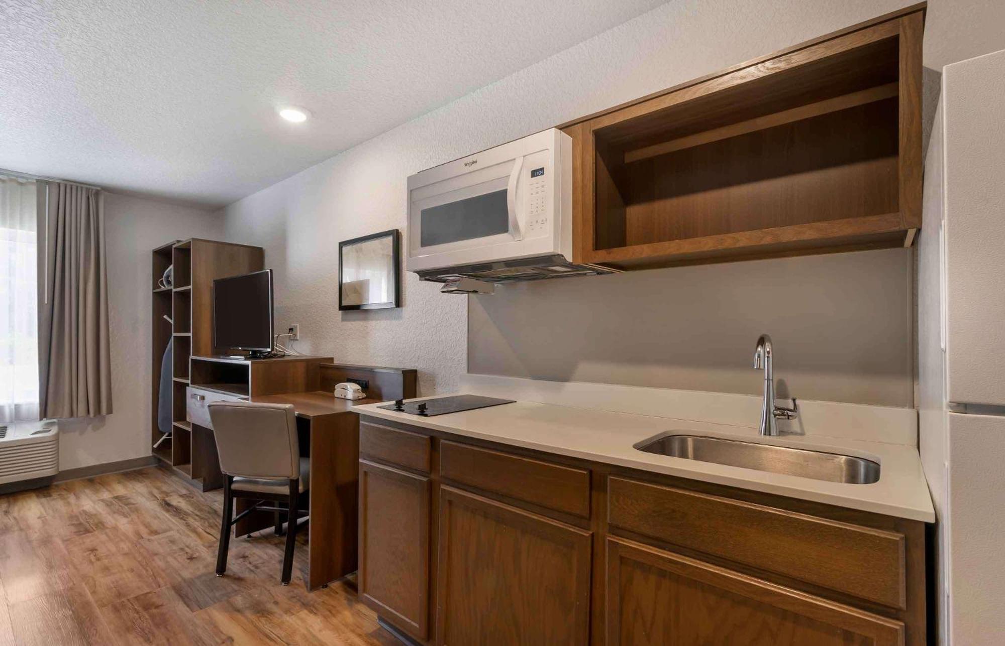 Extended Stay America Select Suites - Tampa - Brandon - East Heartland Экстерьер фото